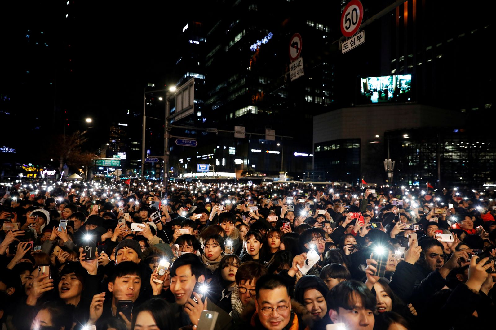 تجمعات حاشدة لكوريون جنوبيون يحتفلون بالعام الجديد في سيؤول، 31 ديسمبر 2020 - REUTERS