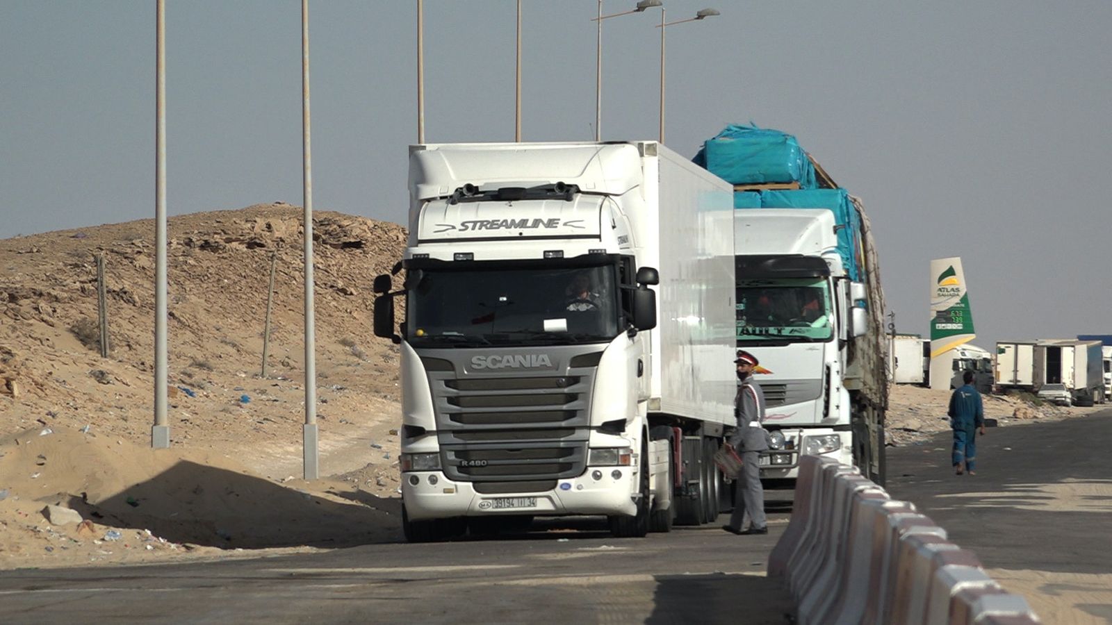 شاحنات للنقل الدولي تمر عبر معبر الكركارات نحو موريتانيا - الشرق