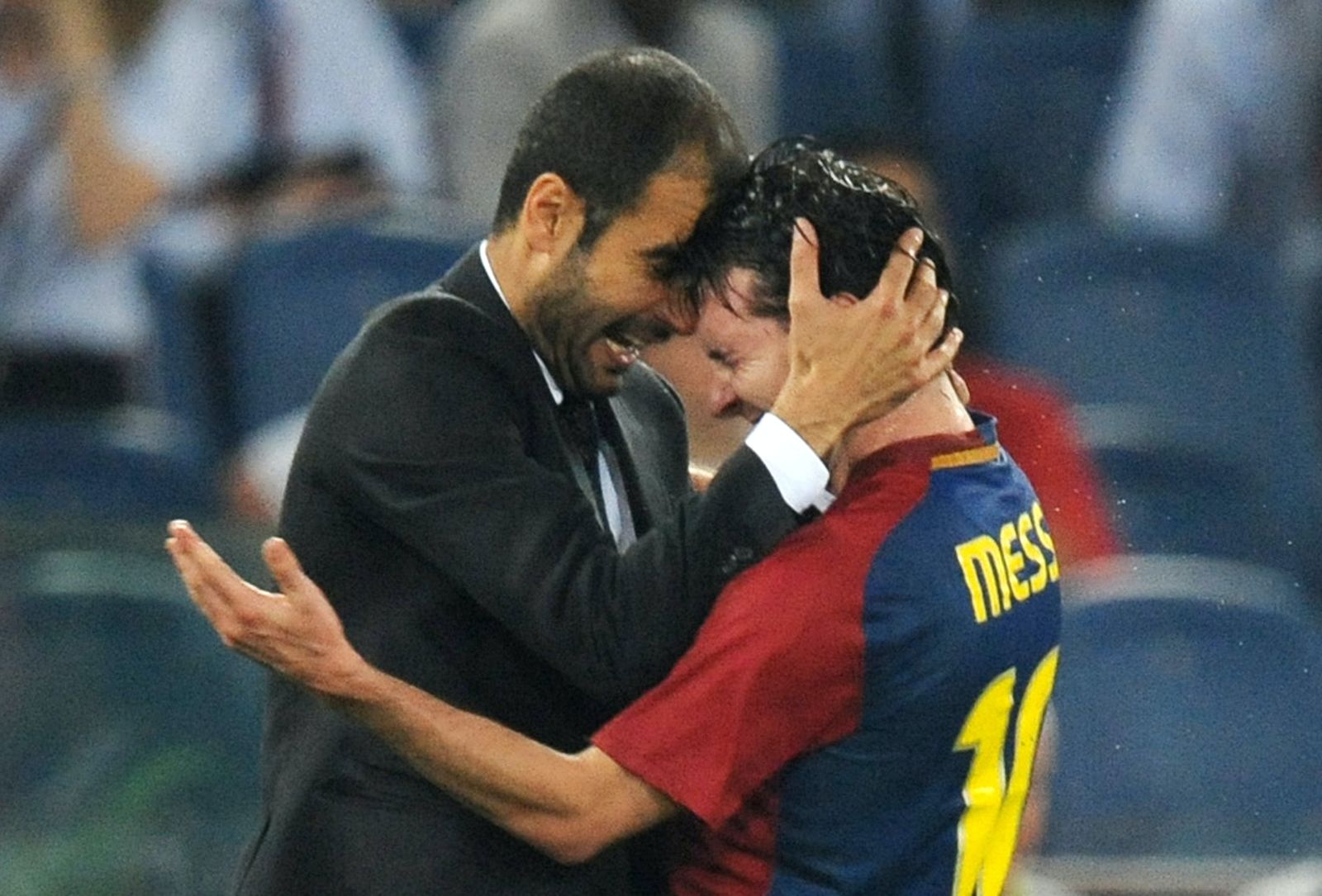 بيب غوارديولا يحتفل مع لاعبه ليونيل ميسي حينما كانا معاً في صفوف برشلونة - AFP