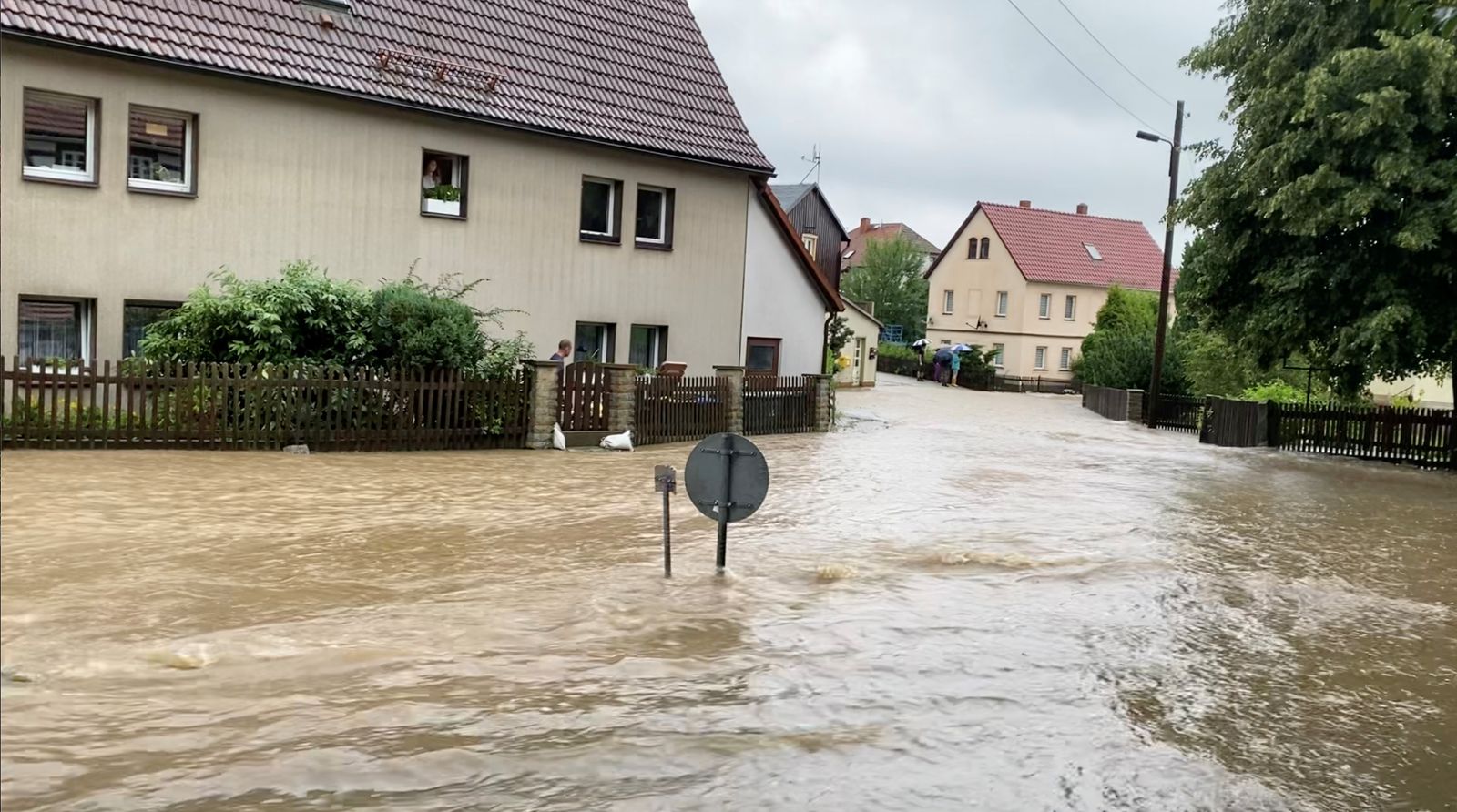 تتدفق مياه الفيضانات على الطريق بعد هطول الأمطار الغزيرة في Reinhardtsdorf-Schona، ساكسونيا ، ألمانيا. - REUTERS