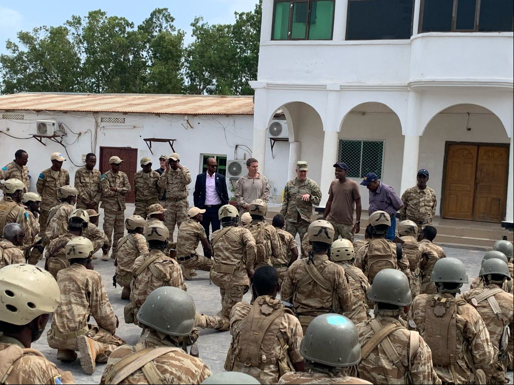 قائد أفريكوم الجنرال ستيفن تاونسند خلال زيارة إلى مركز تدريب قوات دنب في الصومال - أفريكوم