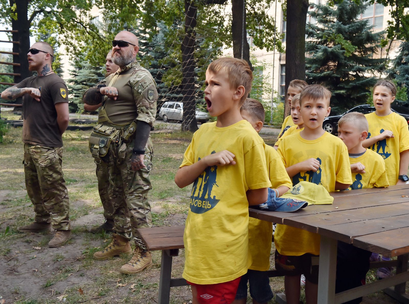 أطفال يخضعون للتدريب العسكري في معسكر لـ
