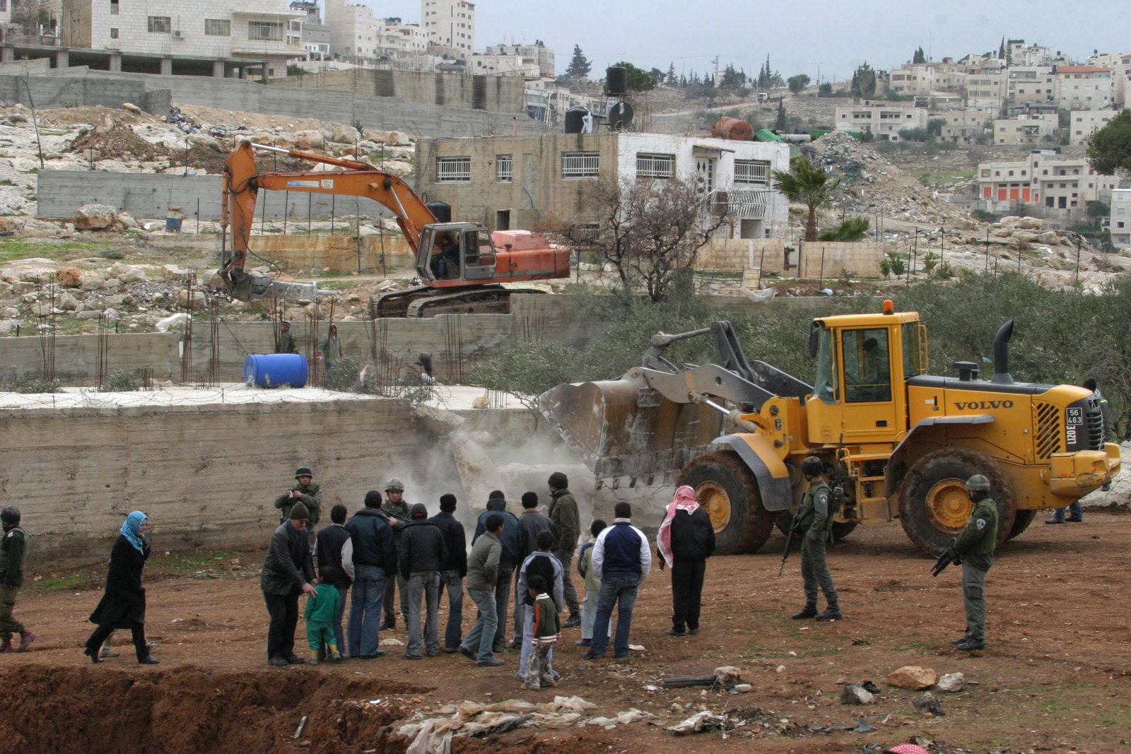 السلطات الإسرائيلية تهدم منازل الفلسطينيين قصد بناء مستوطنات جديدة بالقدس الشرقية،  التي ضمتها إسرائيل في 30 يناير 2007. - AFP