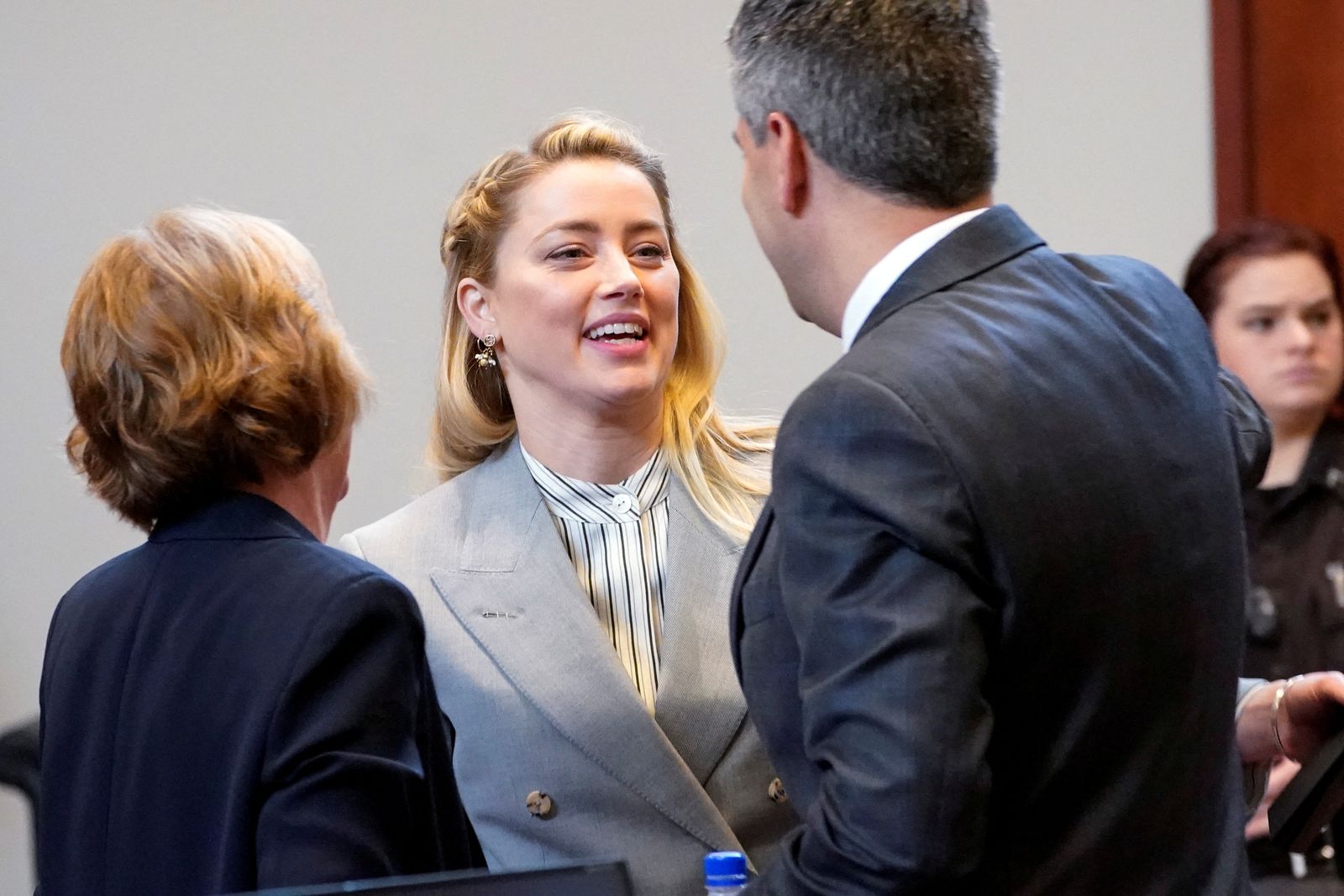 الممثلة الأميركية آمبر هيرد تتحدث مع فريق الدفاع عنها في قضيتها مع طليقها الممثل جوني ديب - REUTERS