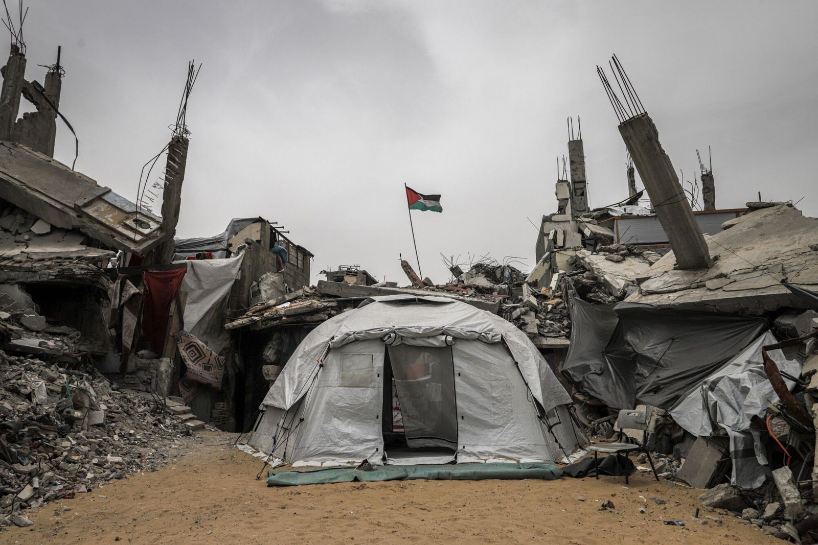 خيمة بين المباني التي دمرتها الحرب الإسرائيلية في مخيم جباليا للاجئين بشمال قطاع غزة. 30 أبريل 2025.