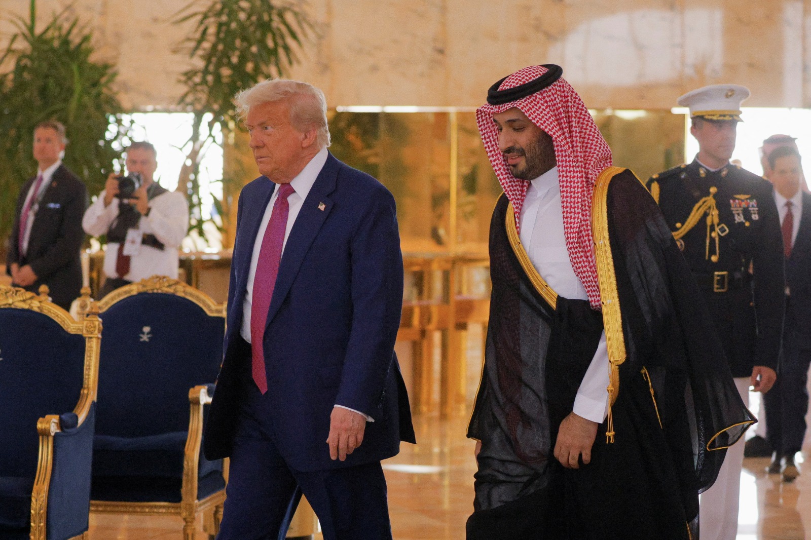 الرئيس الأميركي دونالد ترمب وولي العهد السعودي الأمير محمد بن سلمان يمشيان لدى وصوله إلى الرياض. 13 مايو 2025