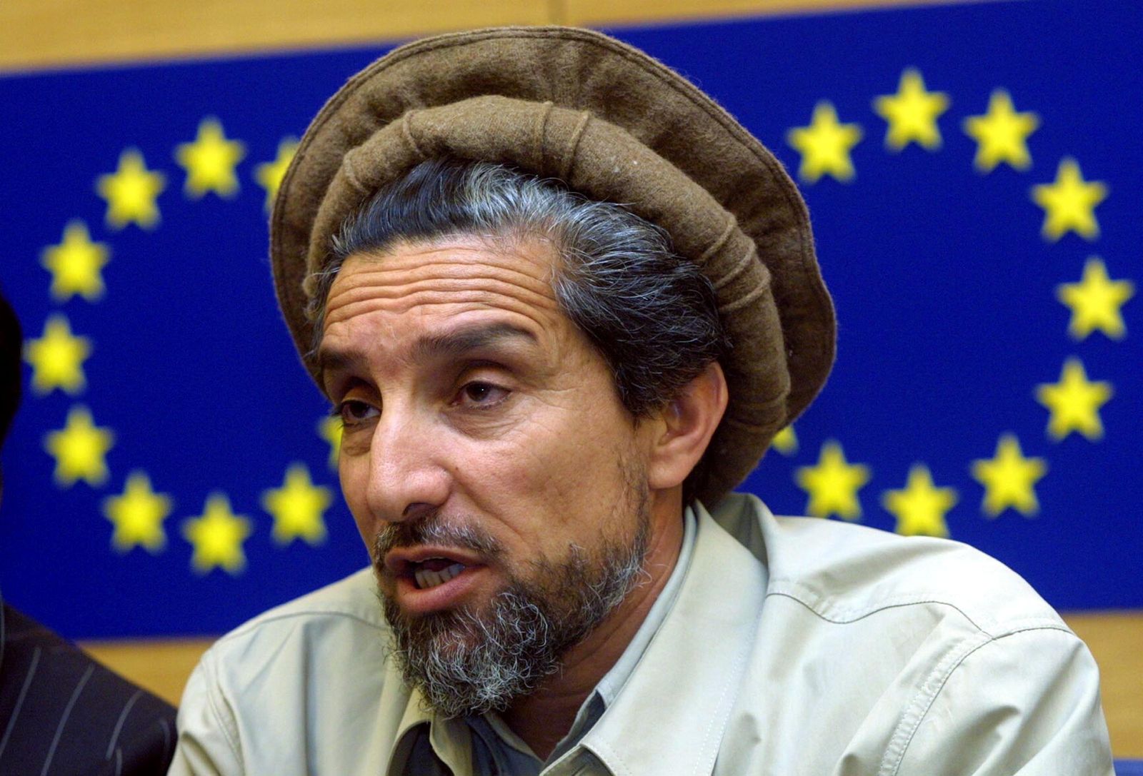 أحمد شاه مسعود يتحدث في مبنى البرلمان الأوروبي بستراسبورغ - 5 أبريل 2001 - REUTERS