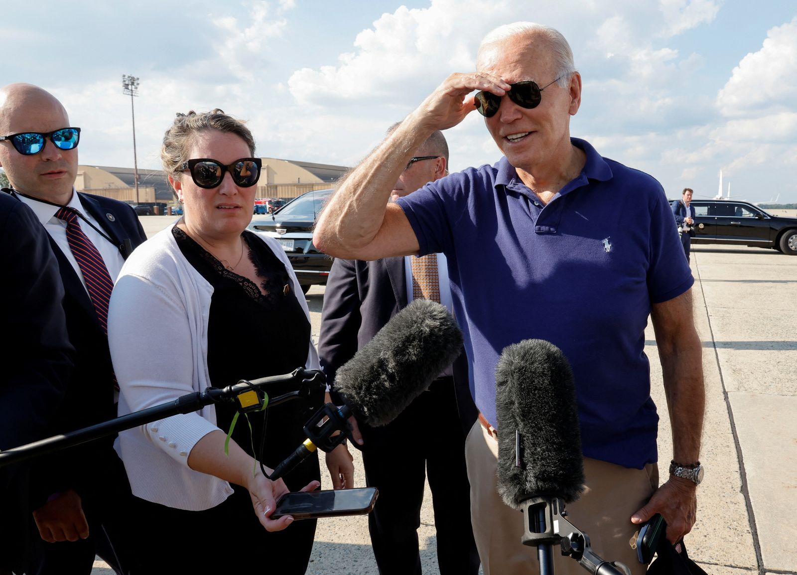 يتحدث الرئيس الأميركيي جو بايدن للصحافين قبل صعودة الطائرة في ولاية ماريلاند - 26 أغسطس 2022 - REUTERS