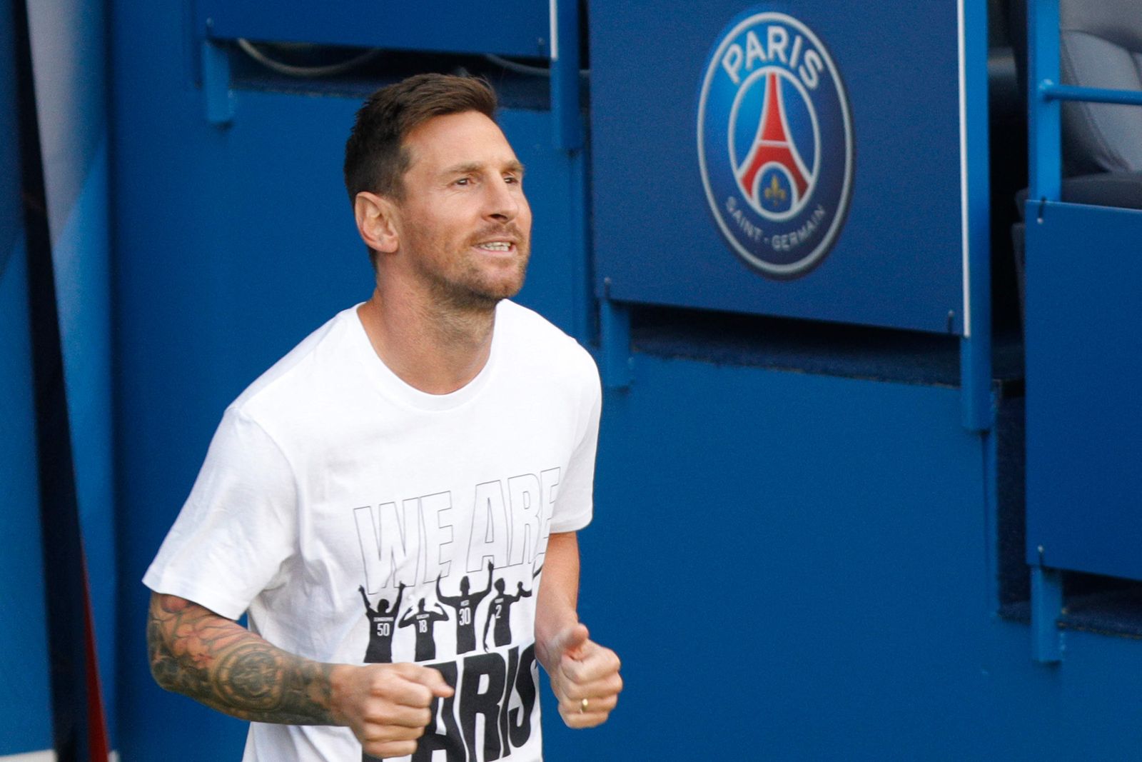 Paris Saint-Germain's Argentinian forward Lionel Messi enters the pitch during a presentation ceremony prior to the French L1 football match between Paris Saint-Germain and Racing Club Strasbourg at the Parc des Princes stadium in Paris on August 14, 2021. (Photo by GEOFFROY VAN DER HASSELT / AFP) - AFP