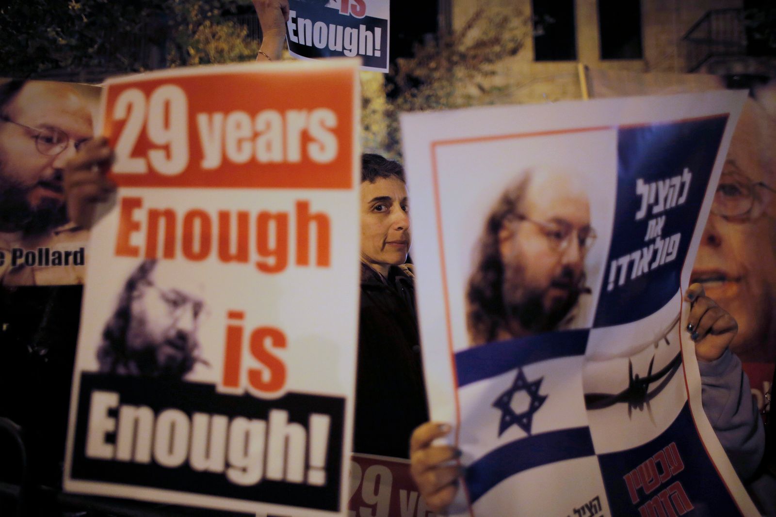 إسرائيليون يحملون لافتات تصور بولارد خلال مظاهرة للمطالبة بالإفراج عنه من سجن أمريكي - REUTERS
