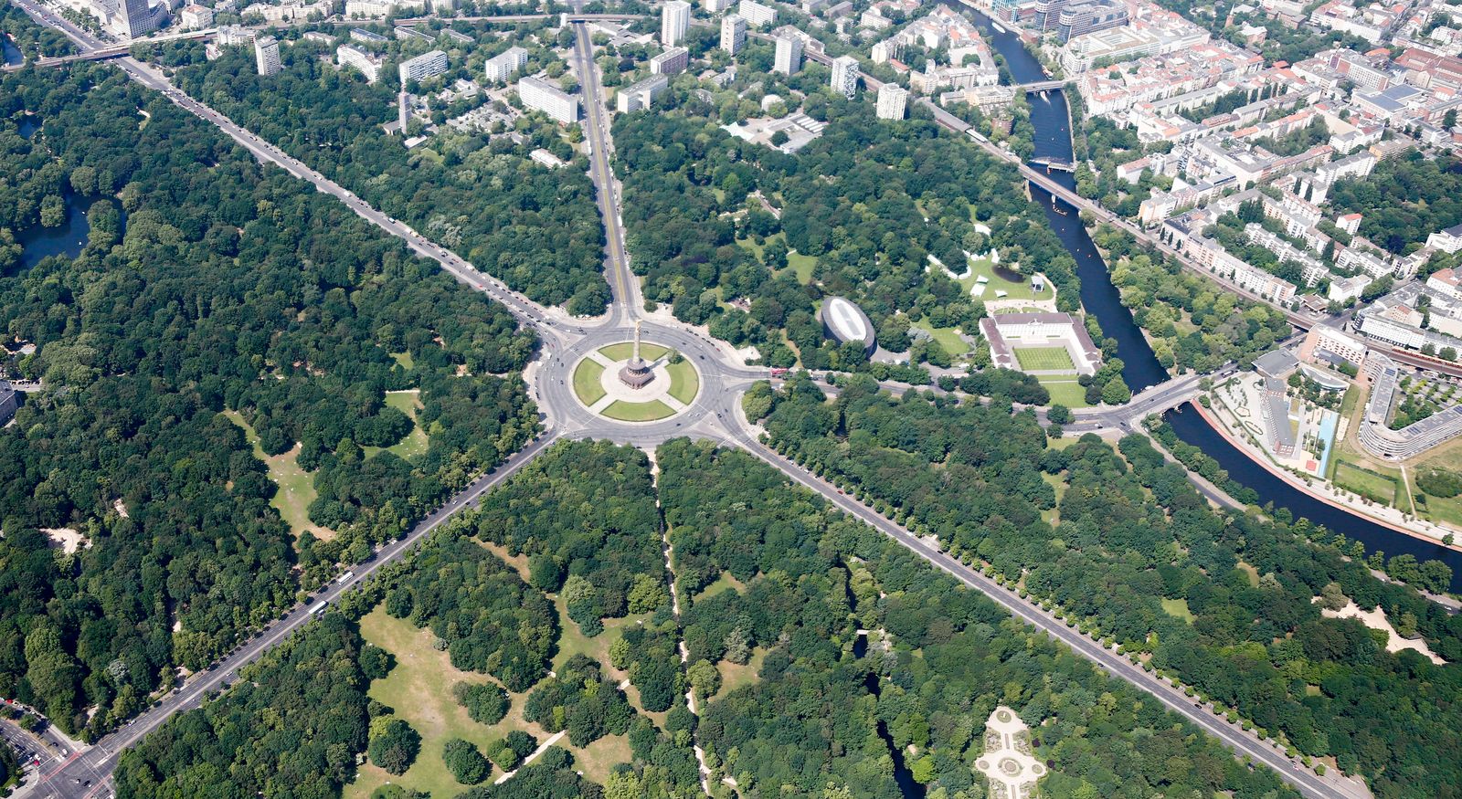 صورة جوية تظهر منتزه Tiergarten وعمود النصر في برلين - REUTERS