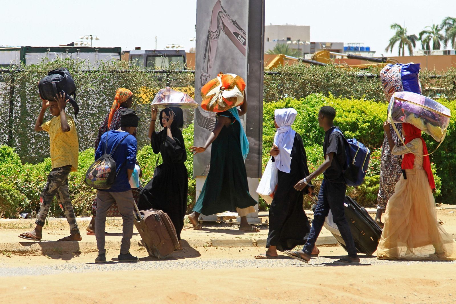 مدنيون ينزحون من مناطق جنوب العاصمة السودانية الخرطوم مع تصاعد المواجهات بين الجيش وقوات الدعم السريع. 18 أبريل 2023 - AFP