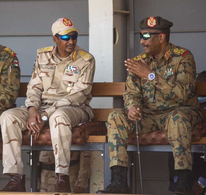 قائد الجيش السوداني عبد الفتاح البرهان وقائد قوات الدعم السريع محمد حمدان دقلو 'حميدتي' خلال حفل التخرج العسكري للقوات الخاصة في الخرطوم، السودان. 22 سبتمبر 2021