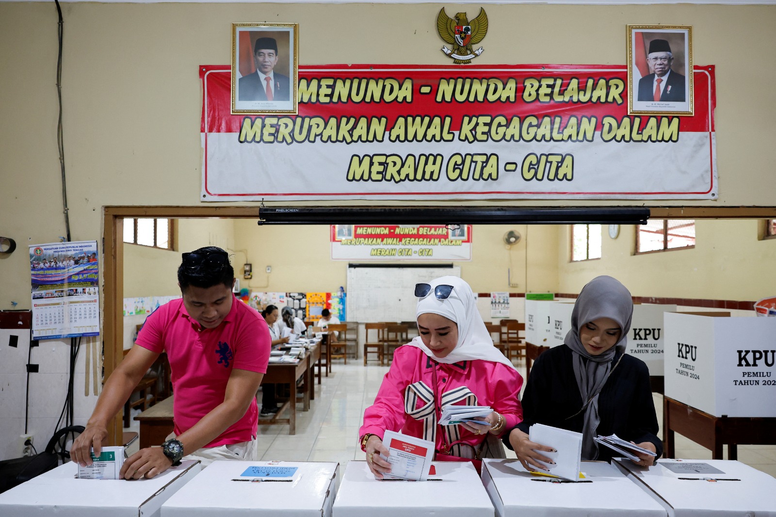 ناخبون يدلون بأصواتهم بمركز اقتراع بمقاطعة جاوة الوسطى خلال الانتخابات العامة في إندونيسيا. 14 فبراير 2024