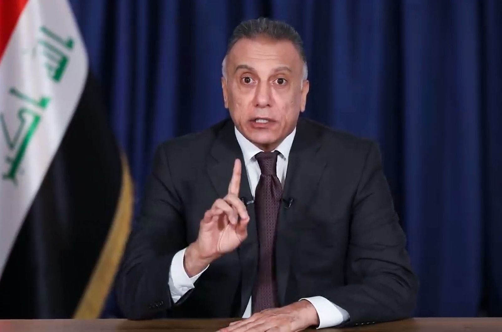 لقطة من مقطع فيديو صدر عن مكتب رئيس الوزراء العراقي تظهر رئيس الوزراء المكلف مصطفى الكاظمي يخاطب الشعب العراقي في خطاب متلفز في العاصمة بغداد ، في 9 أبريل 2020. - الرئيس العراقي رشح جاسوسًا عمره 53 عامًا وكان الرئيس الكاظمي في التاسع من أبريل / نيسان ثالث رئيس وزراء مكلف هذا العام ، بعد لحظات من إنهاء سلفه محاولته تشكيل حكومة ، وسط أزمة في الميزانية نجمت عن انهيار أسعار النفط العالمية وانتشار الفيروس التاجي الجديد. (الصورة من - / مكتب رئيس الوزراء العراقي / وكالة الصحافة الفرنسية) / مقيدة للاستخدام التحريري - الاعتمادات الإلزامية 