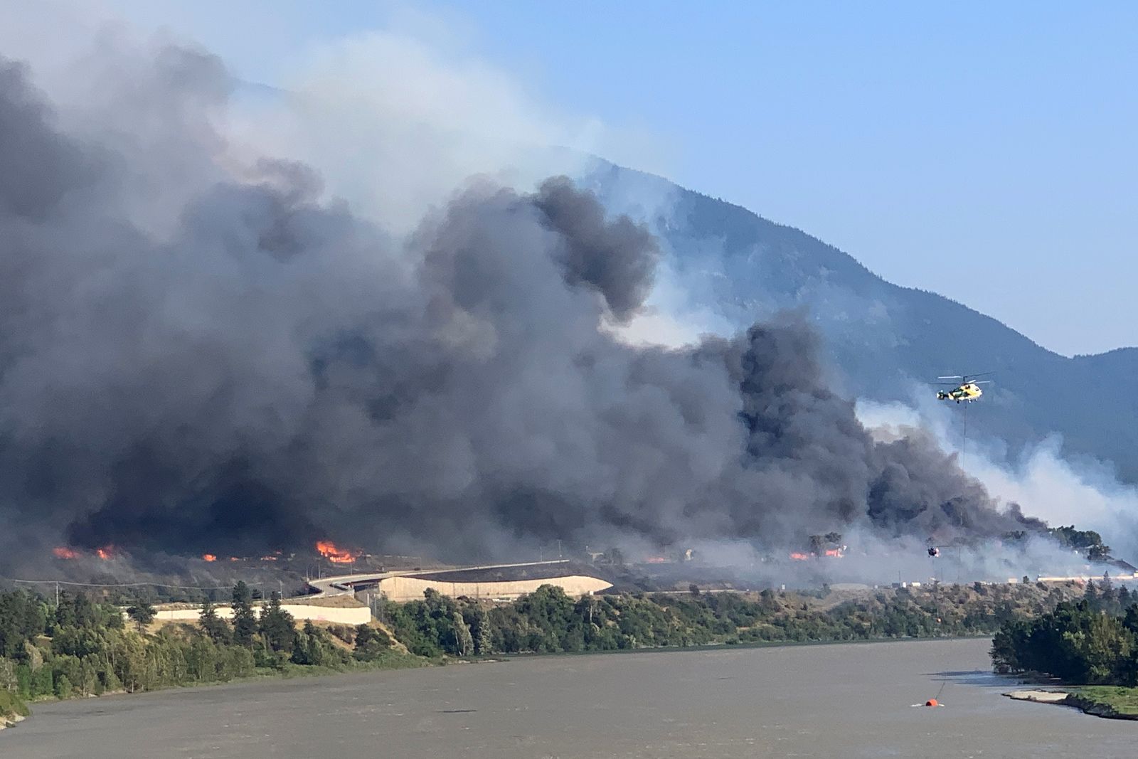 دخان يتصاعد فوق بلدة ليتون غرب كندا بعد أن أجبرت حرائق الغابات سكانها على الإخلاء. 10-07-2021 - via REUTERS