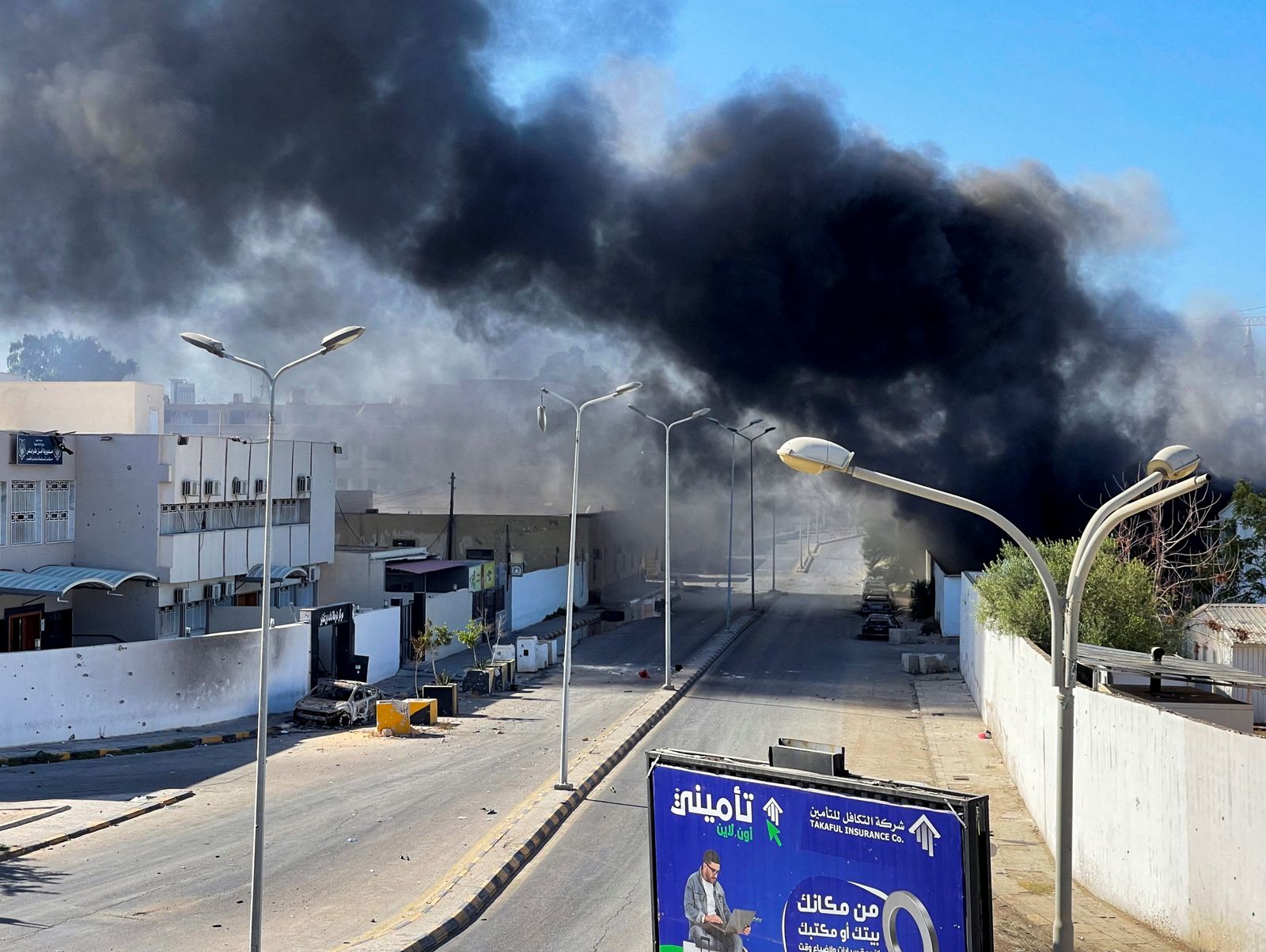 تصاعد أعمدة الدخان في العاصمة الليبية طرابلس جراء الاشتباكات المسلحة التي تشهدها المدينة، 27 أغسطس 2022 - REUTERS