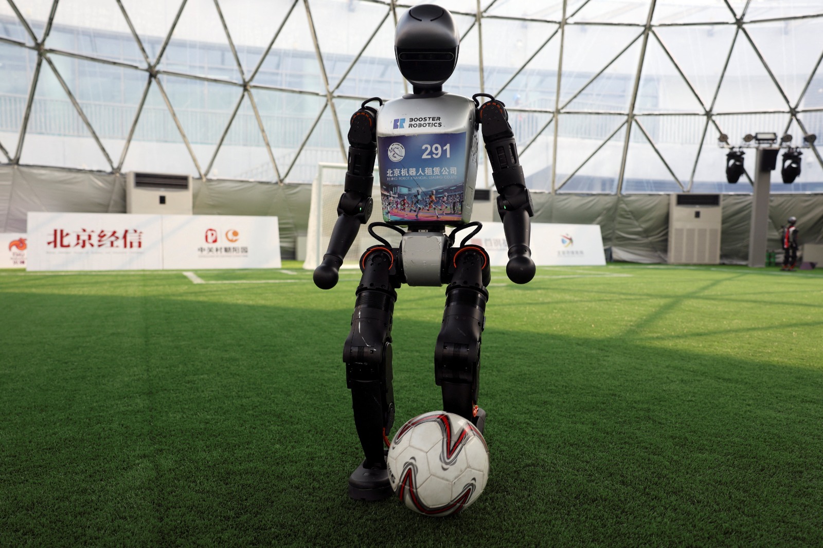 روبوت شبيه بالبشر من طراز T1 طورته شركة Booster Robotics خلال تدريب استعداداً لمسابقات كرة القدم في دورة الألعاب العالمية الافتتاحية للروبوتات الشبيهة بالبشر في بكين بالصين. 1 أغسطس 2025