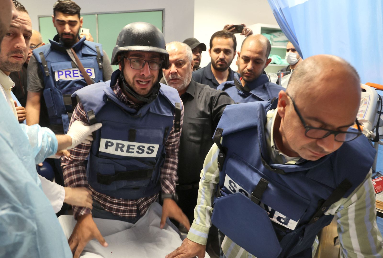 صحافيون حول جثمان مراسلة الجزيرة شيرين أبو عاقلة التي قتلها الجيش الإسرائيلي في مدينة جنين بالضفة الغربية المحتلة - 11 مايو 2022 - AFP