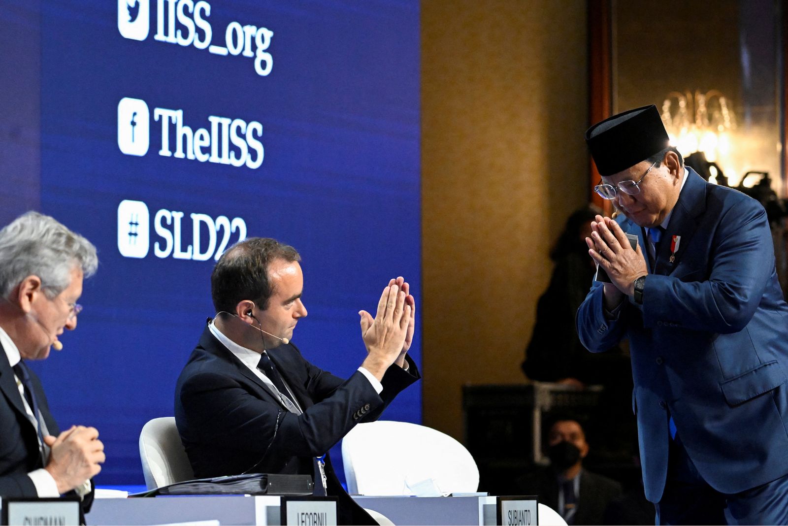 وزير الدفاع الفرنسي سيباستيان ليكورنو يحيي نظيره الإندونيسي برابوو سوبيانتو قبل عقد جلسة في 