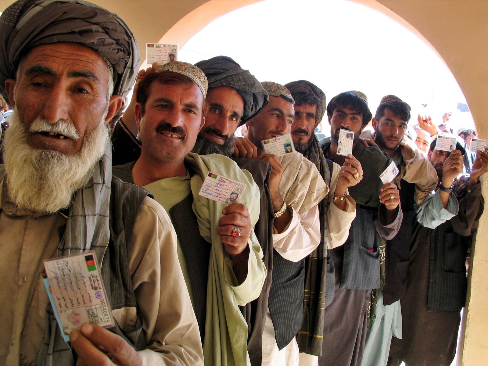 أفغان من عرقية البشتون في مراكز اقتراع بمنطقة حدودية مع باكستان خلال الانتخابات البرلمانية- 18 سبتمبر 2005 - REUTERS