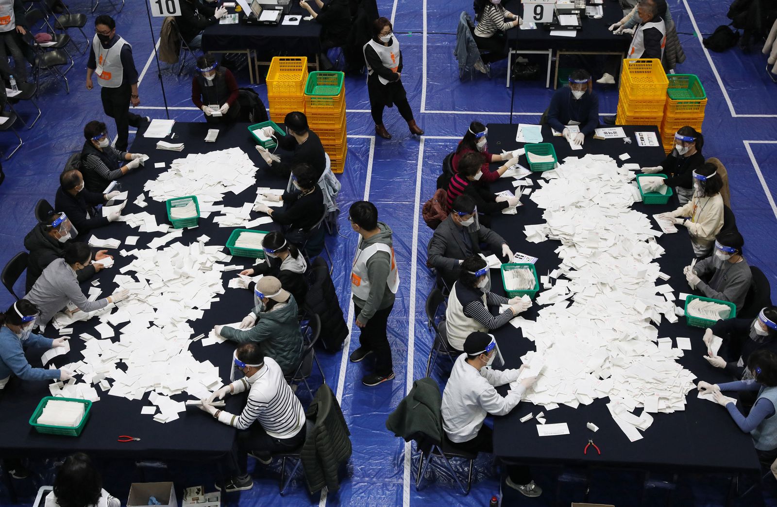 جانب من عمليات فزر الأصوات في الانتخابات الرئاسية بكوريا الجنوبية - 9 مارس 2022 - AFP