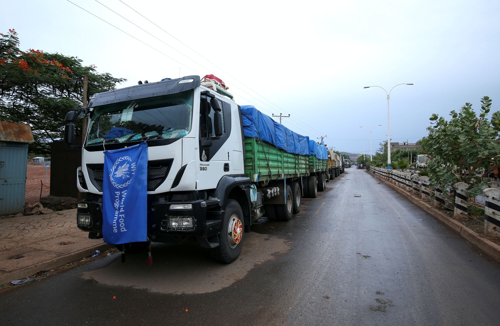قافلة مساعدات تابعة لبرنامج الأغذية العالمي تصل إلى منطقة تيغراي الإثيوبية - 26 يونيو 2021 - REUTERS