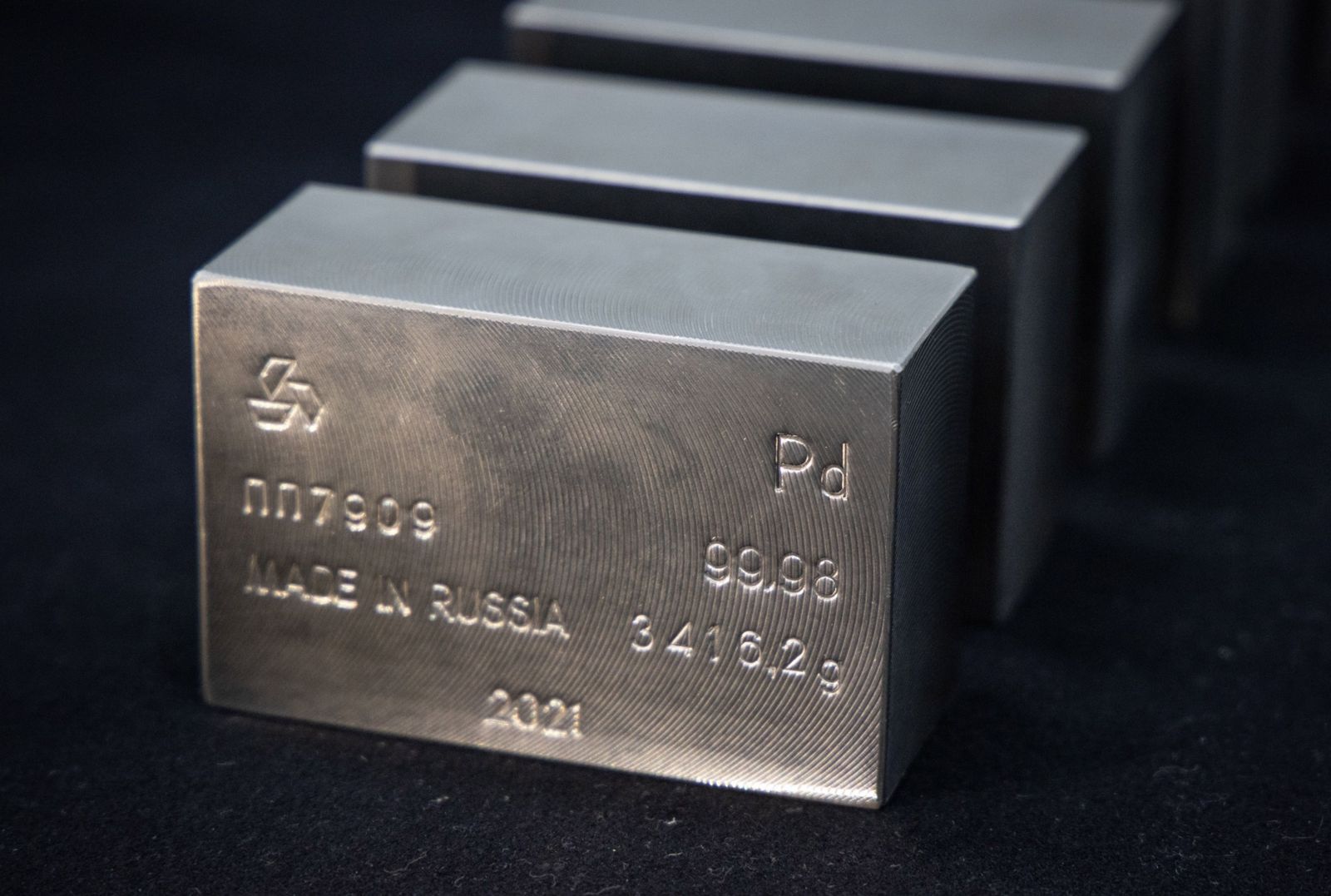 سبائك من البلاديوم في مصنع للمعادن بروسيا - 9 ديسمبر 2021 - Bloomberg