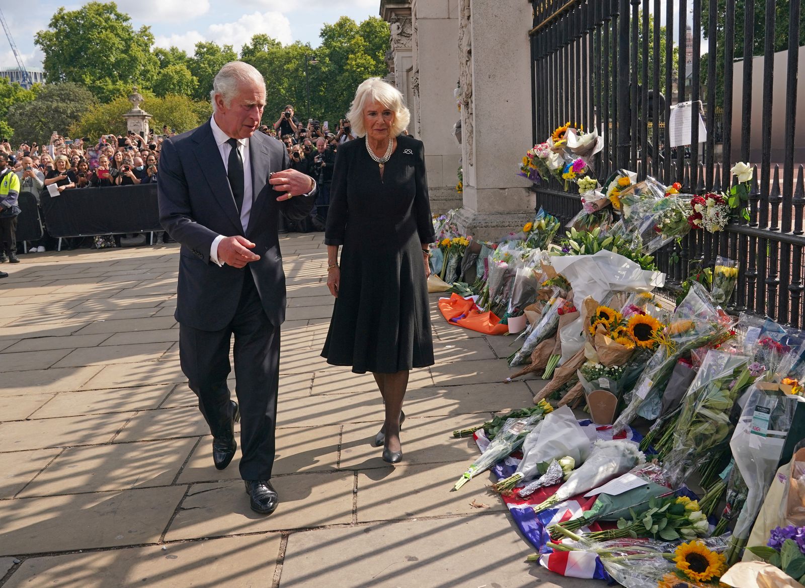 الملك تشارلز وزوجته كاميلا قرب قصر باكنجهام حيث وضعت أكاليل الزهور لوفاة إليزابيث.9 سبتمبر 2022 - REUTERS