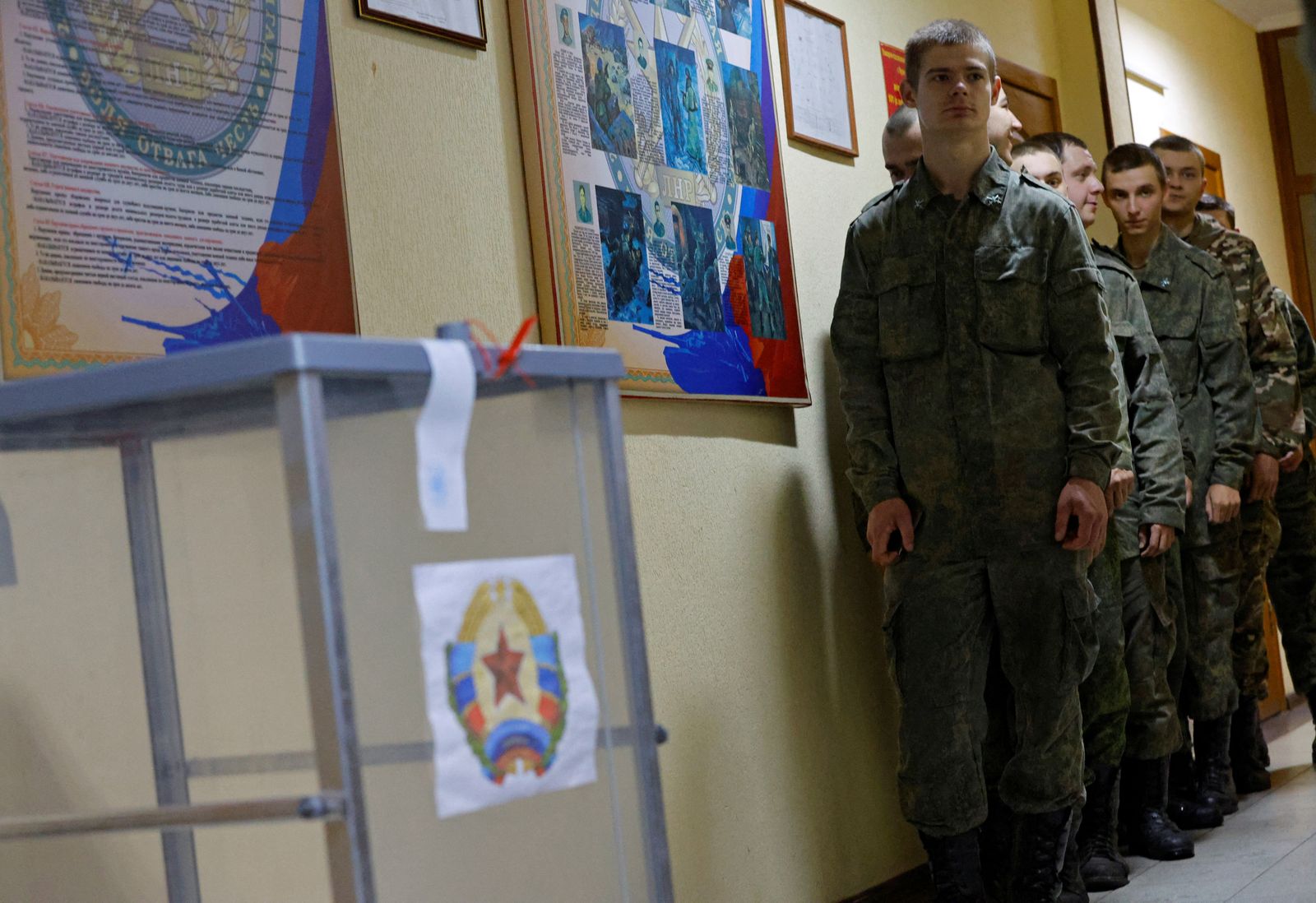 جنود يتبعون لجمهورية لوغانسك الشعبية الموالية لموسكو يشاركون في استفتاء للانضمام لروسيا. 23 سبتمبر 2022  - REUTERS