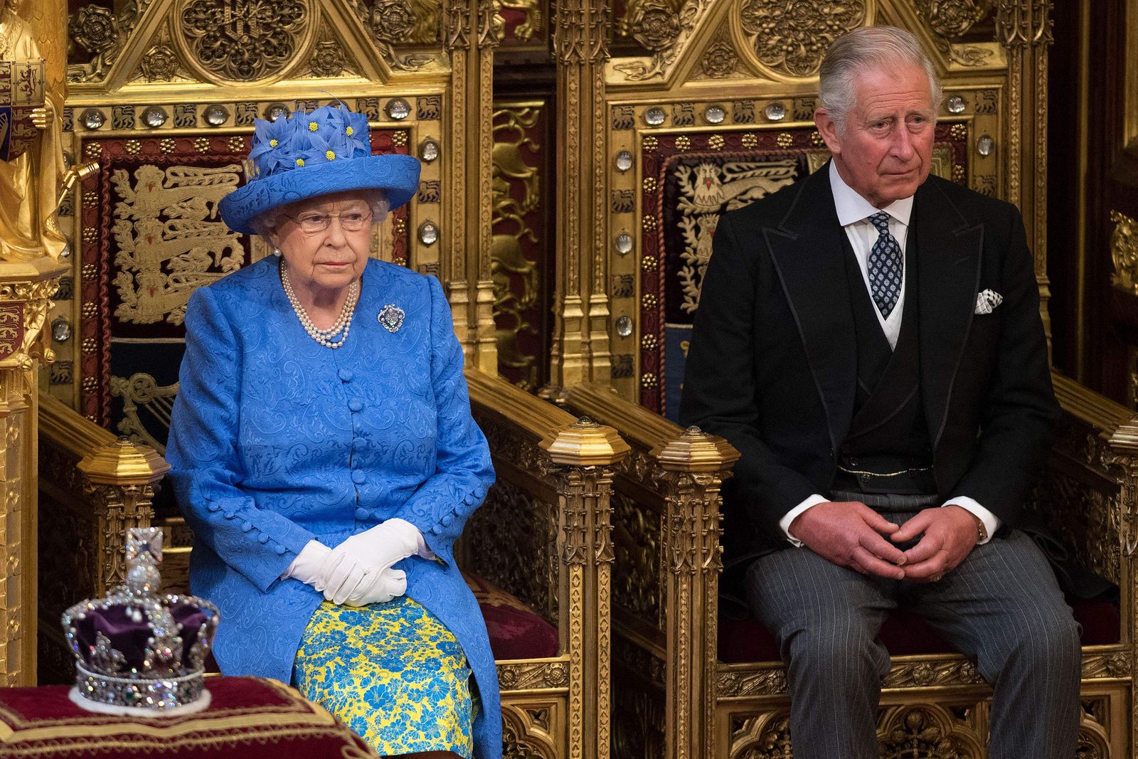 الملكة إليزابيث الثانية وإلى جوارها أمير ويلز حينها تشارلز في افتتاح جلسة البرلمان البريطاني - 21 يونيو 2017 - AFP