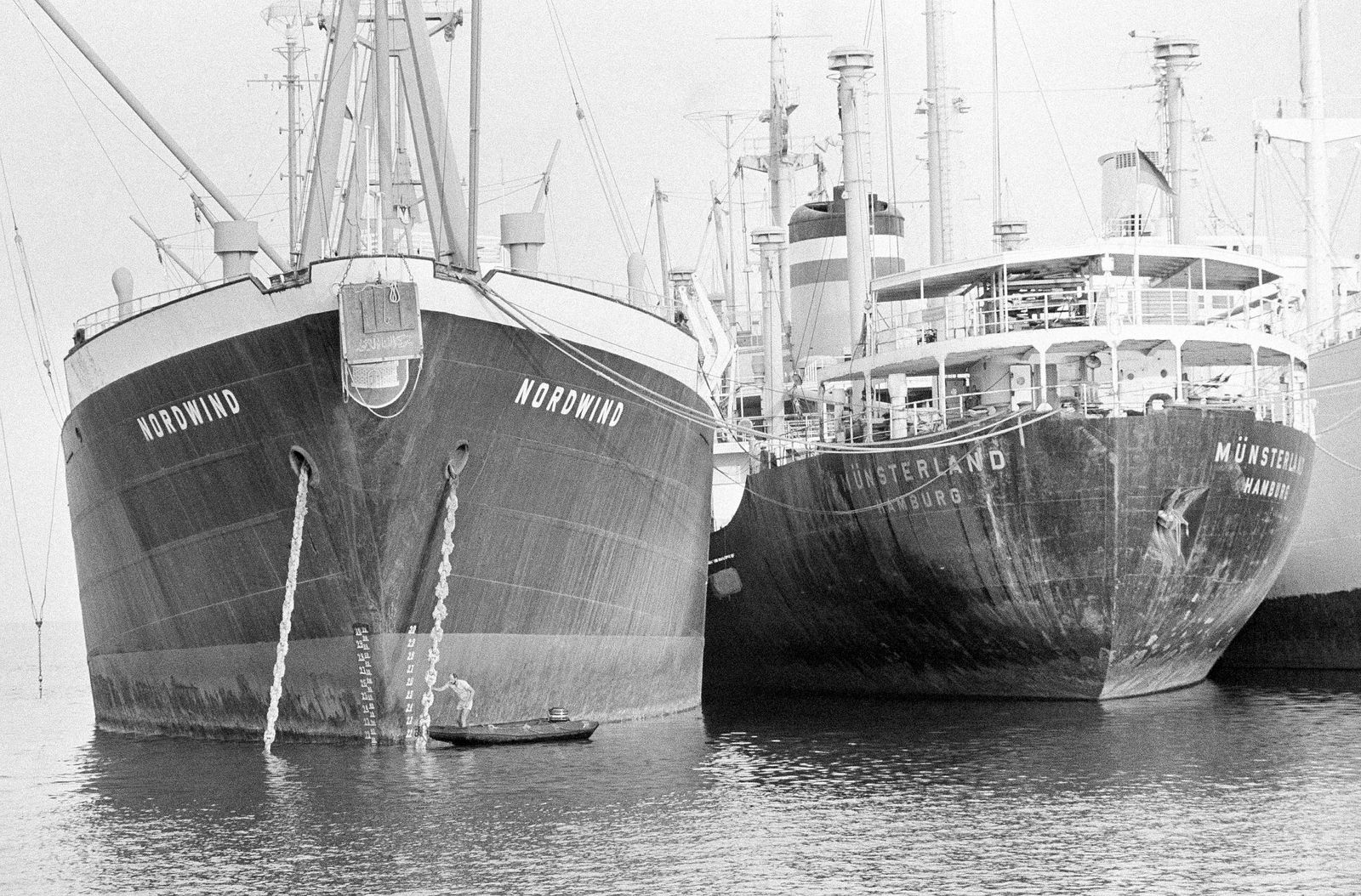 نوردويند ومونسترلاند هامبورغ، اثنتان من السفن العالقة في قناة السويس، 1 مايو 1975  - AP
