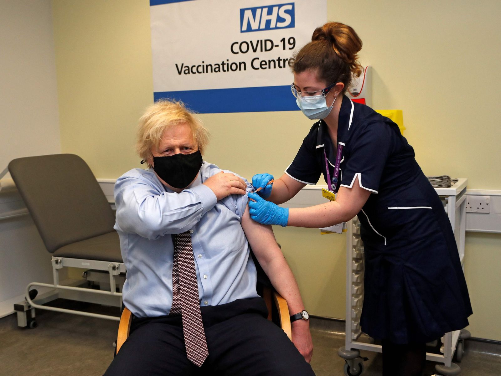 رئيس الوزراء البريطاني بوريس جونسون يتلقى جرعته الأولى من لقاح أسترازينيكا بمركز صحي لتلقي اللقاحات في لندن. 19 مارس 2021 - AFP