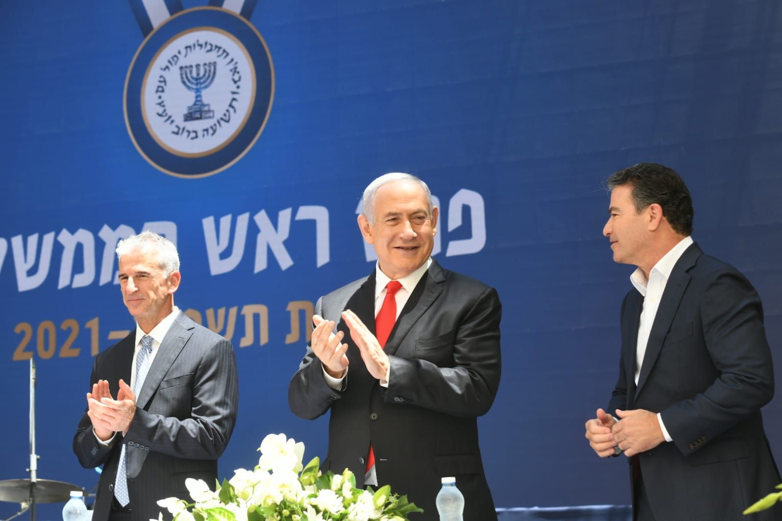 رئيس الوزراء الإسرائيلي السابق بنيامين نتنياهو متوسّطاً الرئيس السابق للموساد يوسي كوهين (يمين) وخلفه ديفيد برنياع - Twitter/@guyelster