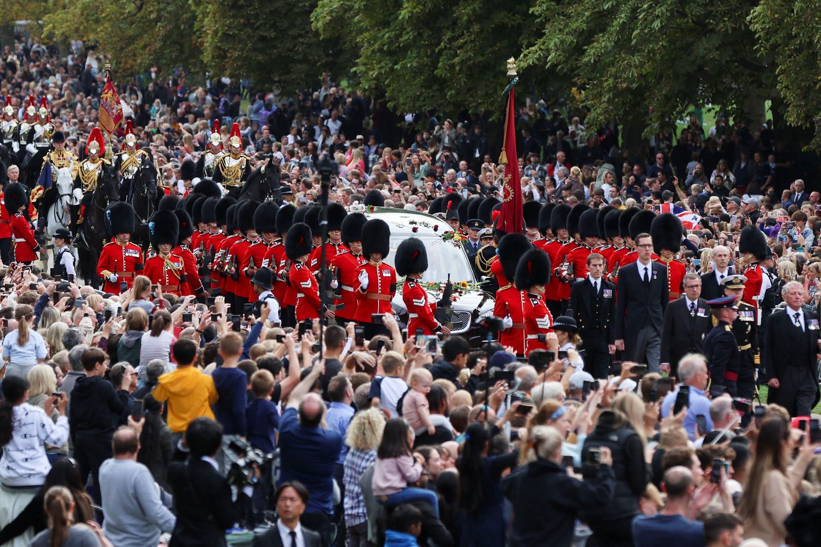 سيارة تحمل نعش الملكة إليزابيث الثانية تشق طريقها عبر الحشود إلى قلعة وندسور غربي لندن- 19 سبتمبر 2022 - REUTERS