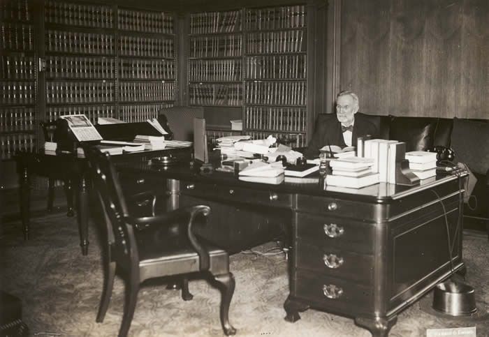 القاضي في المحكمة العليا جورج ساذرلاند في بداية افتتاح المبنى الجديد بالعاصمة واشنطن عام 1937 - Supremecourt