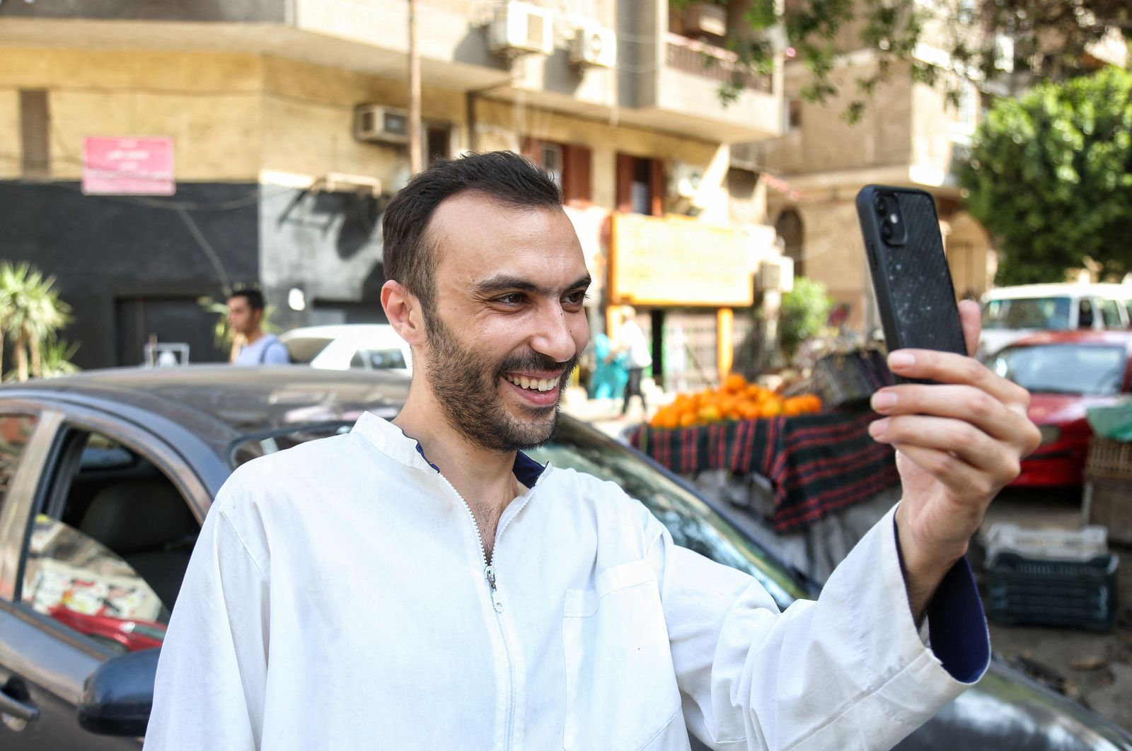 الطبيب المصري والناشط السياسي وليد شوقي يتحدث إلى عائلته عقب الإفراج عنه من قسم شرطة العباسية بالقاهرة، مصر-24 أبريل 2022 - AFP