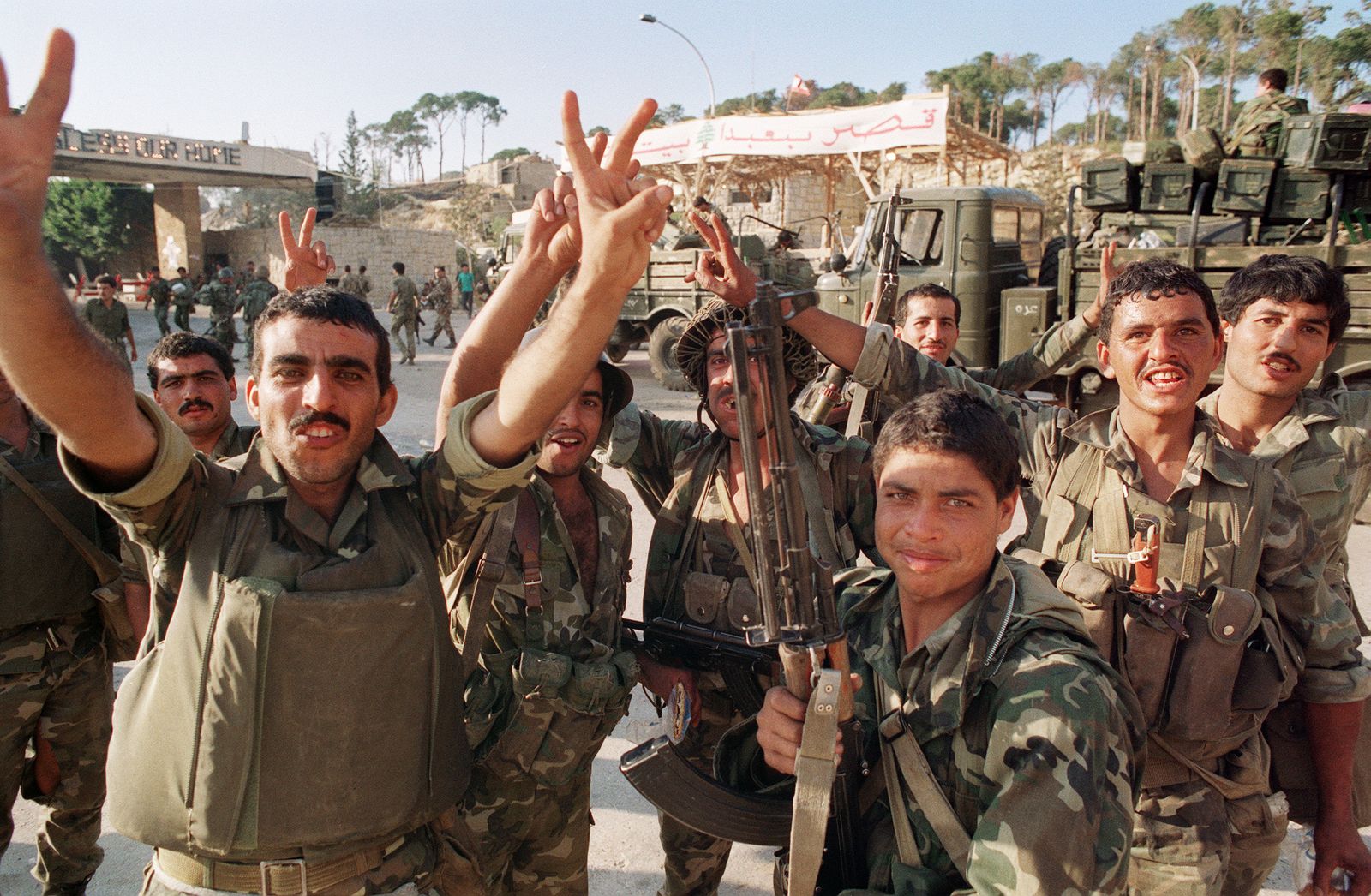 جنود سوريون يرفعون علامات النصر أمام قصر بعبدا الرئاسي في بيروت ـ  أكتوبر 1990 - AFP