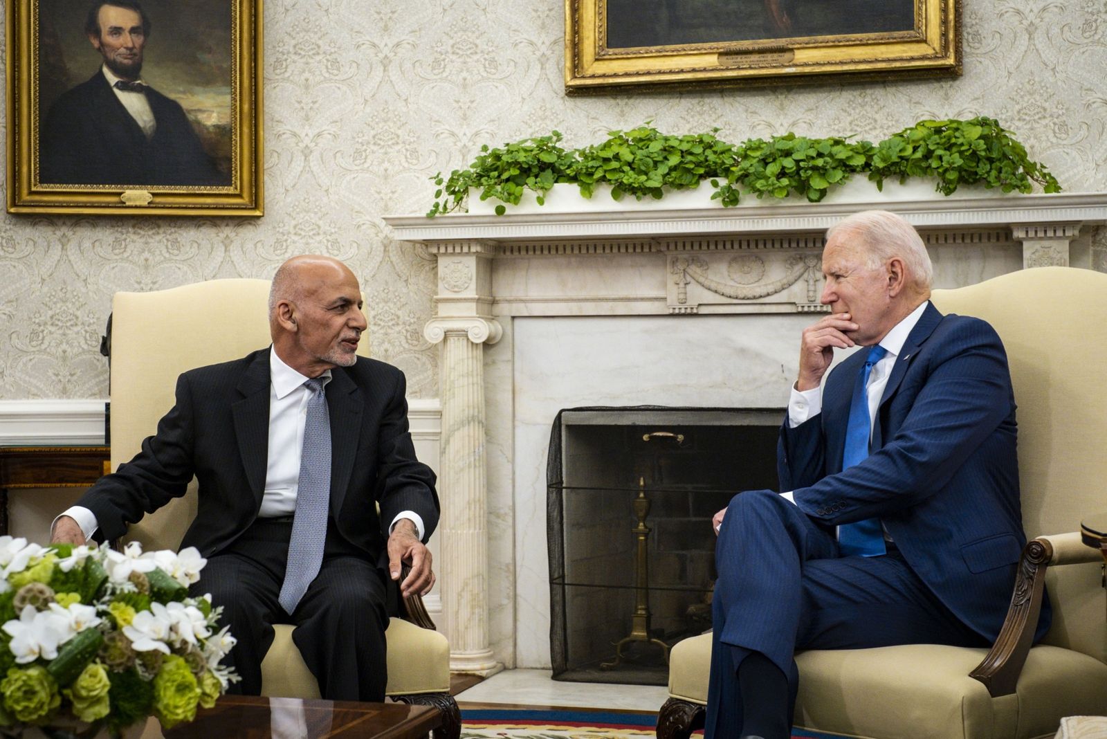 الرئيسان، الأميركي جو بايدن والأفغاني أشرف غني، خلال اجتماع في البيت الأبيض - 25 يونيو 2021 - Bloomberg
