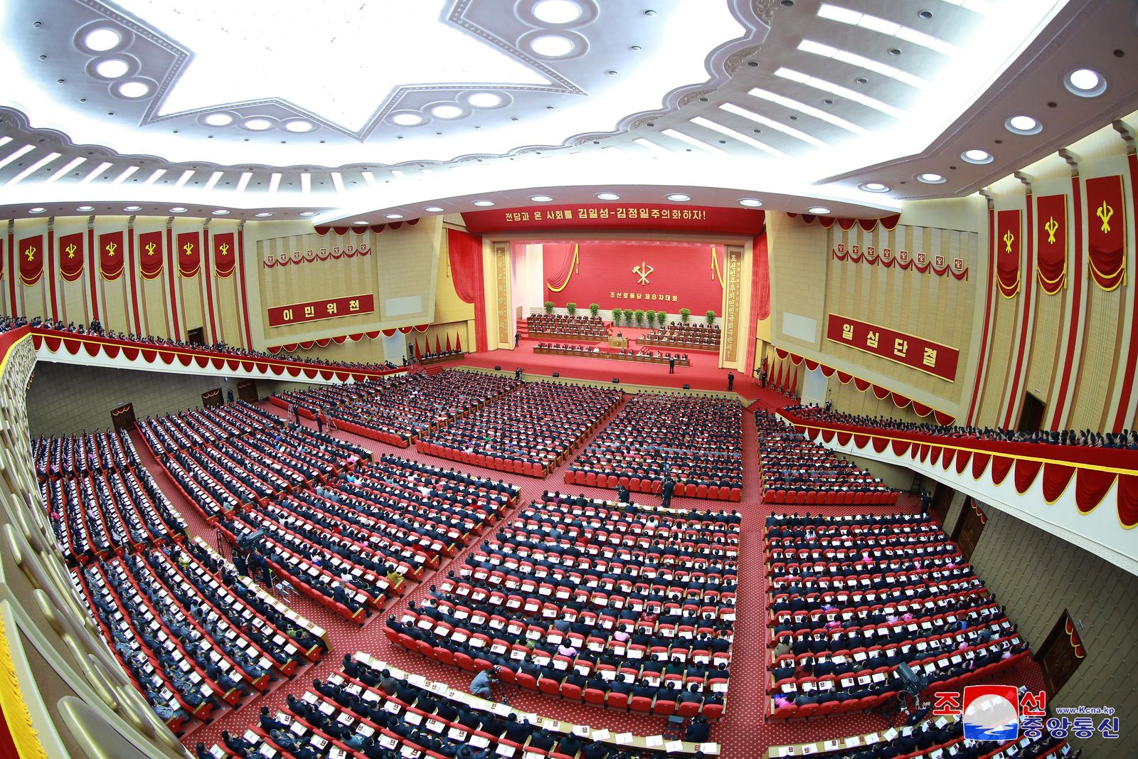 مشاركون في مؤتمر الحزب الشيوعي في بيونغ يانغ - 6 يناير 2021 - REUTERS