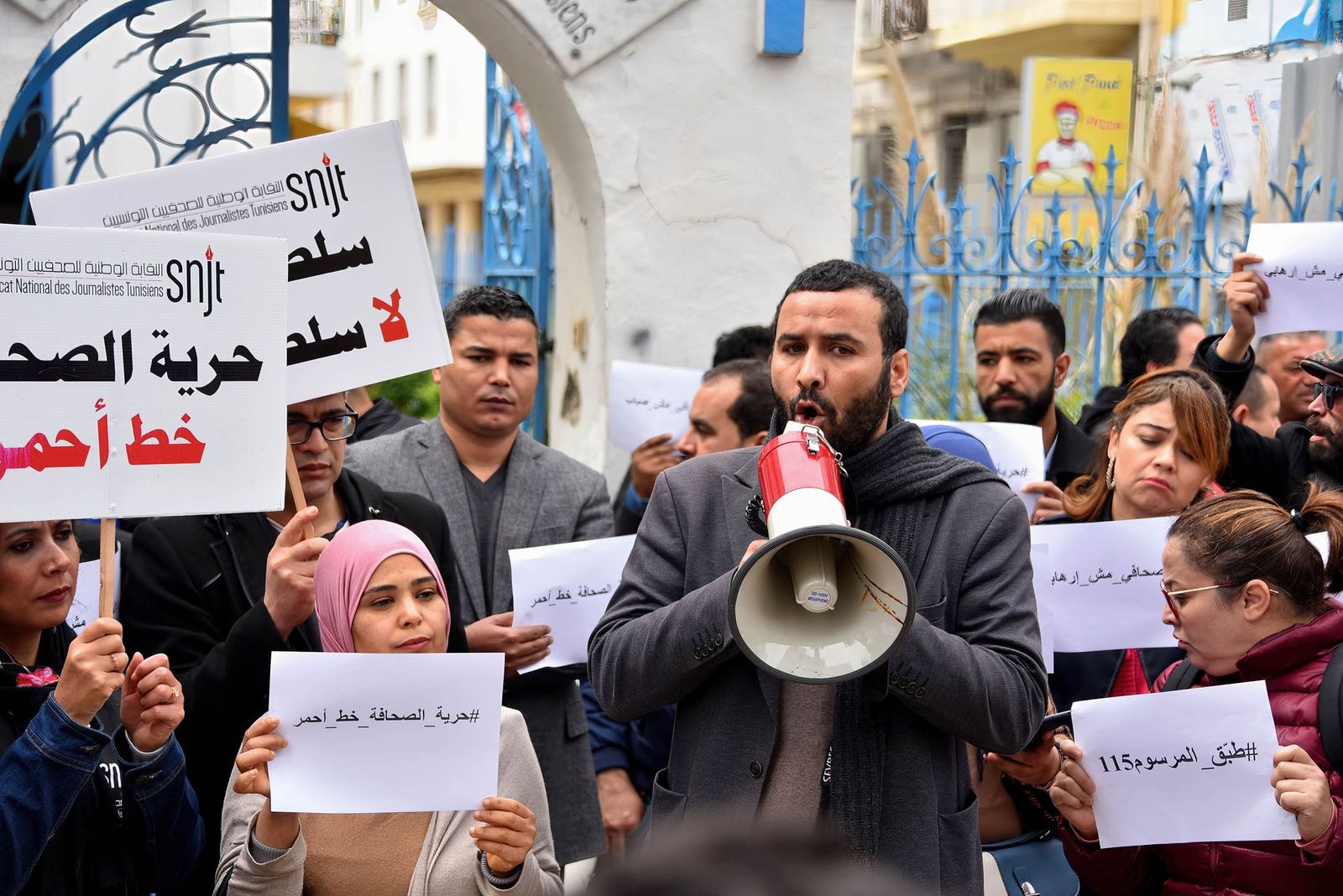 رئيس النقابة الوطنية للصحفيين التونسيين مهدي الجلاصي يقود مظاهرة للدفاع عن حرية الصحافة في العاصمة تونس- 25 مارس 2022 - gettyimages