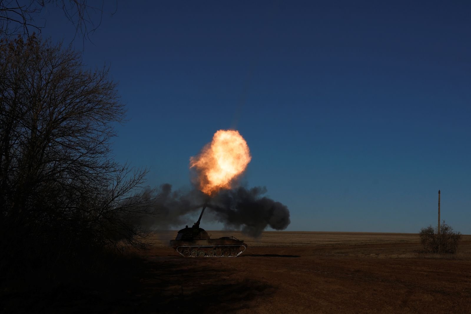الجيش الأوكراني يُطلق قذائف من مدفع 