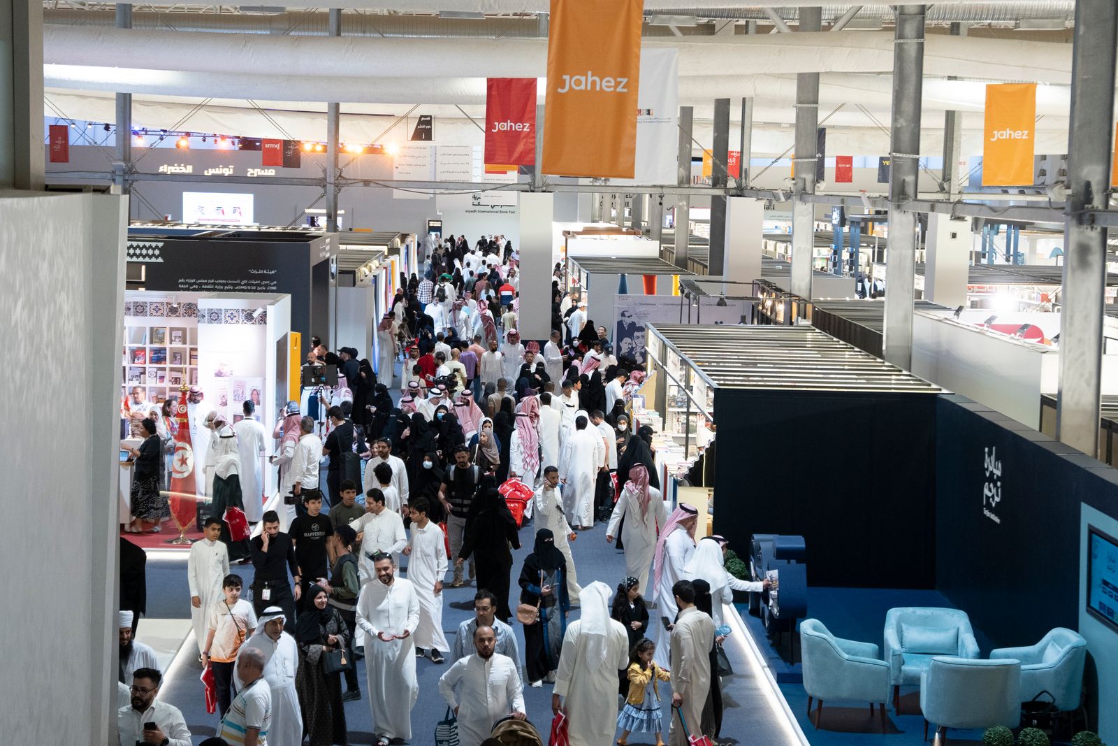زوار في معرض الرياض للكتاب. 30 سبتمبر 2022.