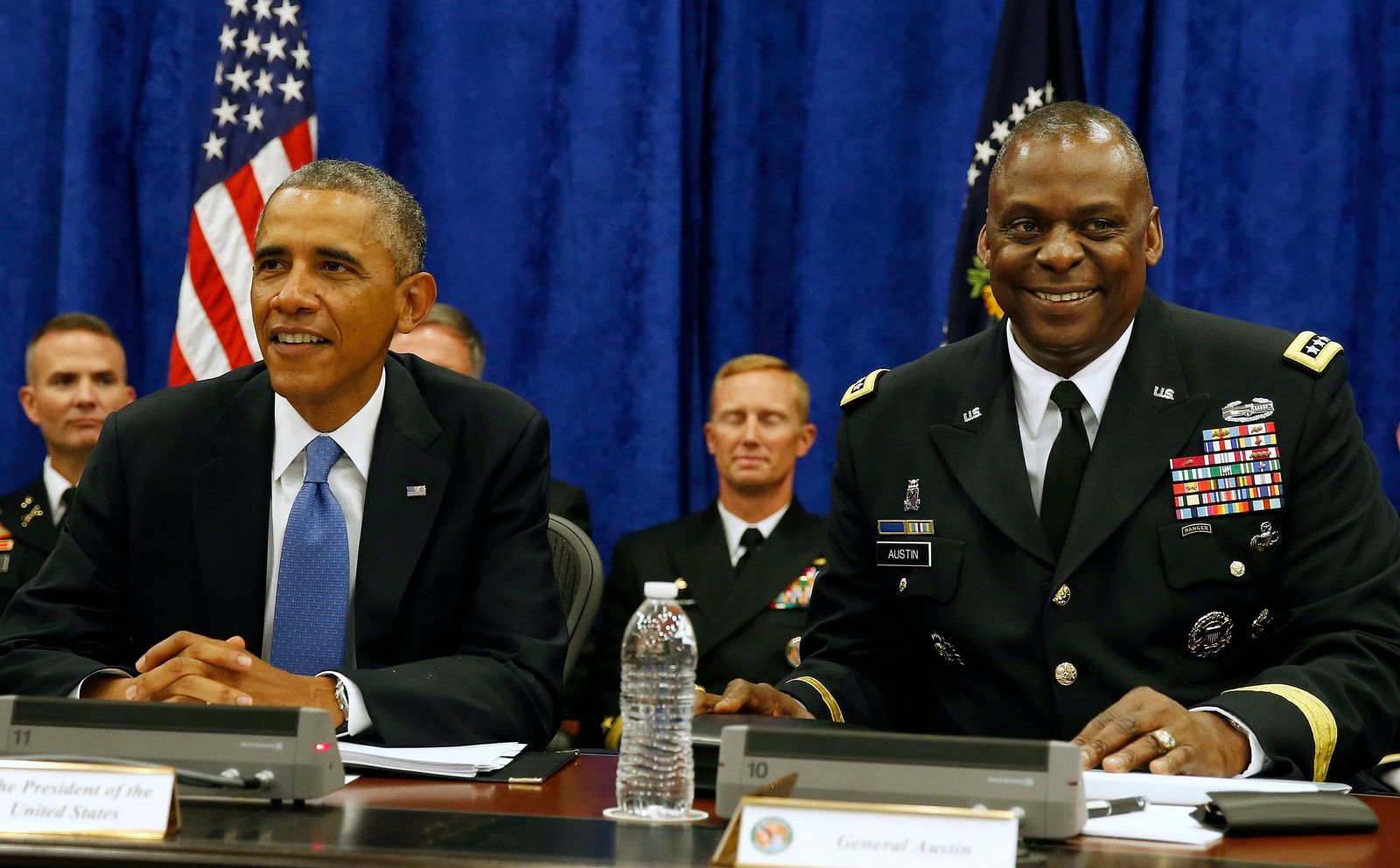 قائد القيادة المركزية الأميركية السابق الجنرال لويد أوستن إلى جانب الرئيس باراك أوباما خلال إحاطة في قاعدة ماكديل الجوية في تامبا - 17 سبتمبر 2014 - Reuters