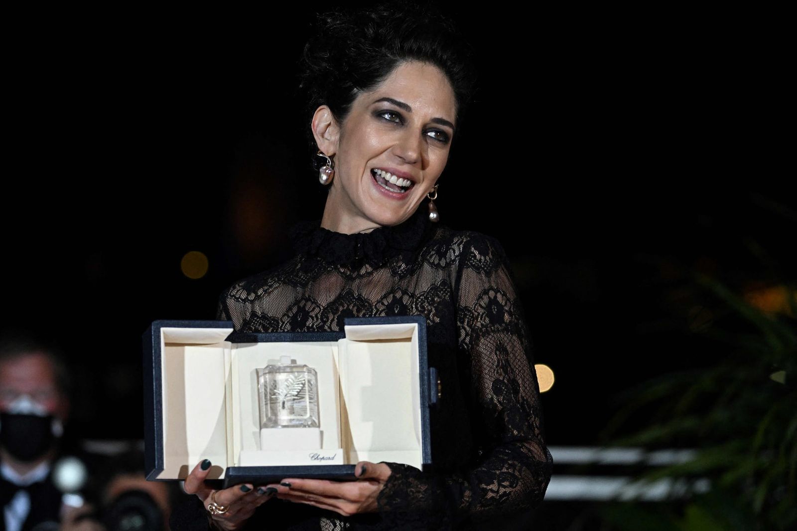 الممثلة الإيرانية زهراء أمير إبراهيمي بعد فوزها بجائزة أفضل ممثلة  - AFP