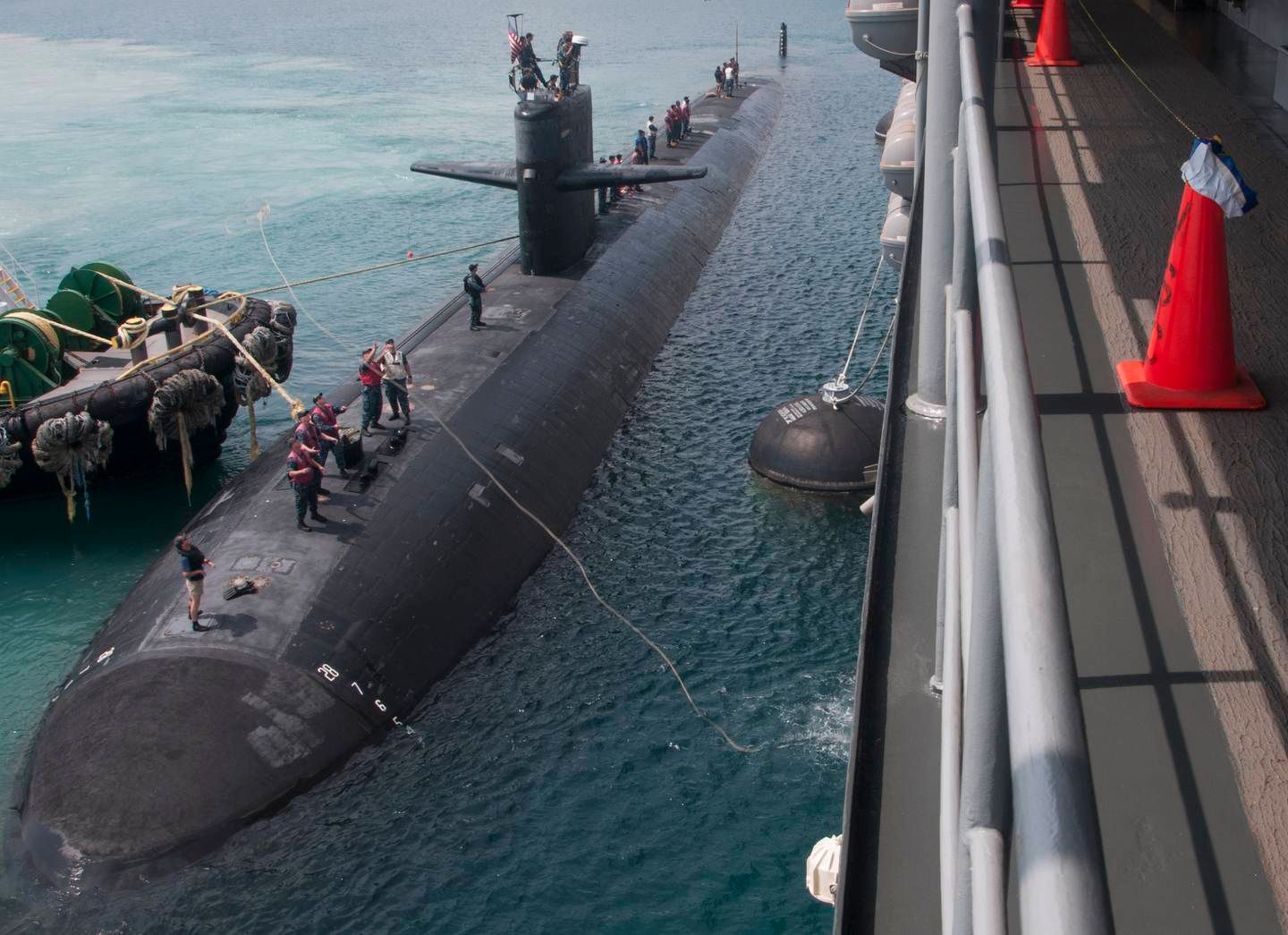 غواصة المناورات الهجومية من طراز لوس أنجلوس، USS City of Corpus Christi (SSN 705)، في موقع للرسو بجانب الغواصة USS Emory S. Land (AS 39) لاستكمال إجراءات صيانة الإصلاح. 24 سبتمبر 2015. - (Mass Communication Specialist Seaman Zachary Kreitzer/U.S. Navy)