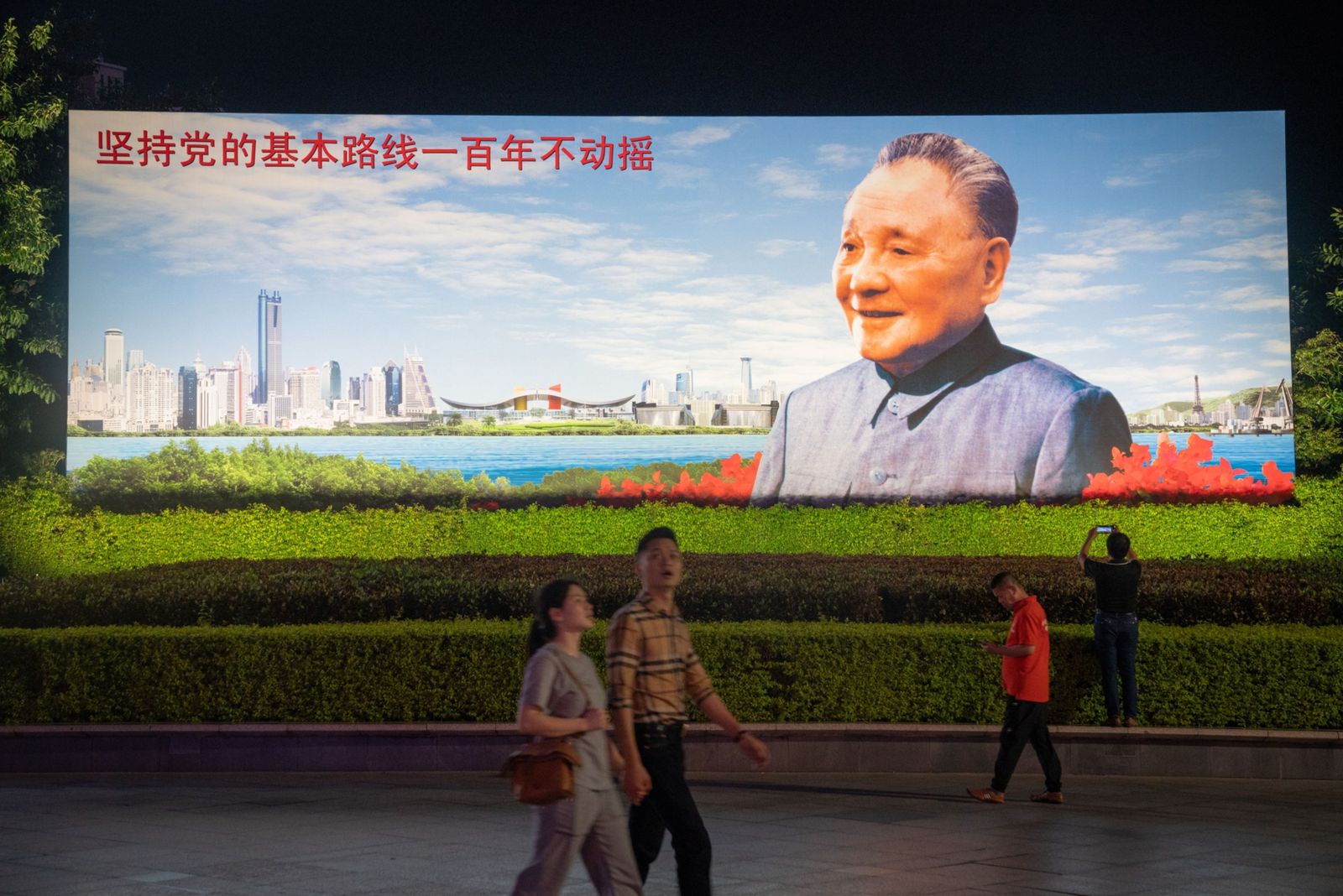 يسيرون في ساحة دينغ شياو بينج في مدينة شنزين الصينية - 19 نوفمبر 2020 - Bloomberg