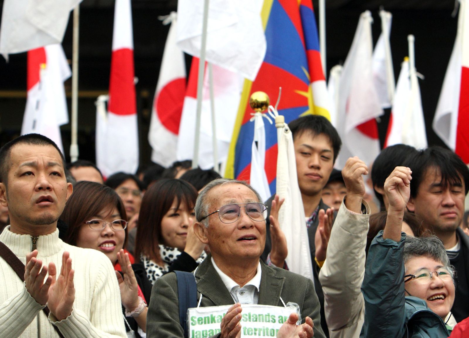 متظاهرون مناهضون للصين في مدينة يوكوهاما اليابانية - 14 نوفمبر 2010 - Bloomberg