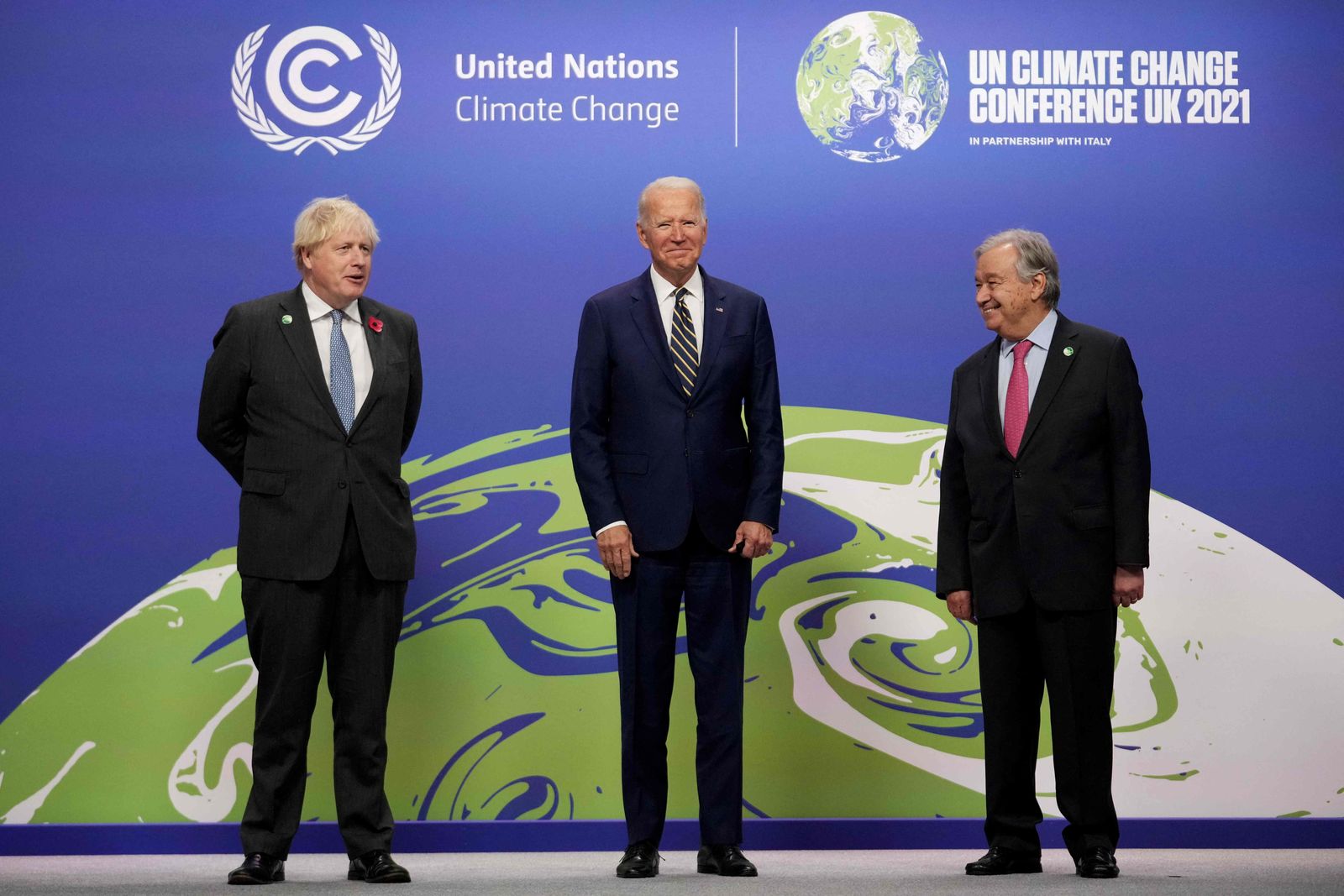 الرئيس الأميركي جو بايدن ورئيس وزراء بريطانيا بوريس جونسون وأمين عام الأمم المتحدة أنطونيو جوتيريتش في قمة المناخ في جلاسكو. 1 نوفمبر 2021. - AFP