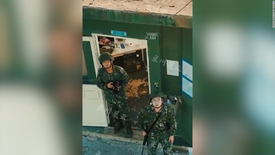 صورة تُظهر وجوه جنود تايوانيين لحظة إدراكهم تعقبهم من قبل المسيرة.  - CNN